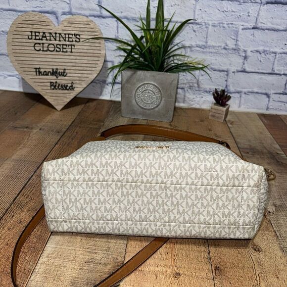 MICHAEL MICHAEL KORS
Signature Aria Large Shoulder Bag - Picture 8 of 14